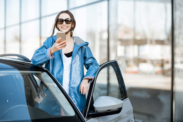 Delivery driver uses smartphone for order tracking
